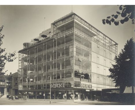 Werner Mantz (Köln 1901 – 1983 Eijsden). The 'Glass Palace', Schunck fashion house and department store, Heerlen. Um 1936Vint