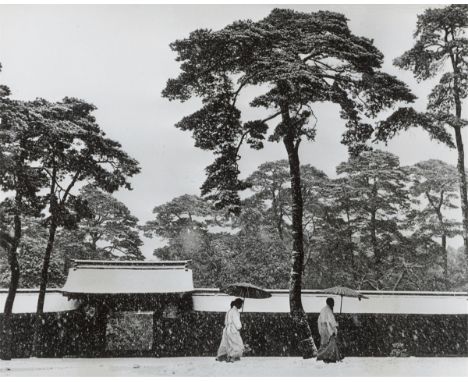 Werner Bischof (Zürich 1916 – 1954 Trujillo, Peru). Shinto-Priester im Hof des Meiji-Tempels, Tokyo, Japan. 1952Vintage. Silb