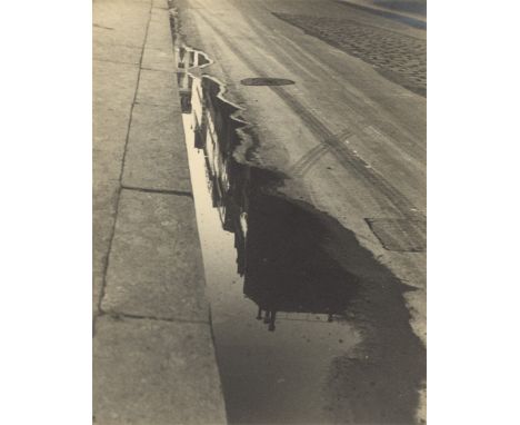 Ilse Bing (Frankfurt a.M. 1899 – 1998 New York). „Paris“, rue de Valois. 1932Vintage. Silbergelatineabzug.  28&nbsp;×&nbsp;22
