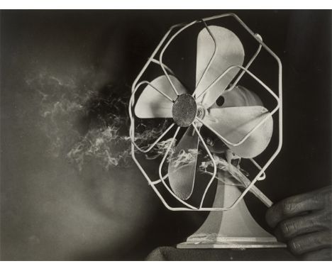 Harold E. Edgerton (Fremont/Nebraska 1903 – 1990 Boston). „Fan running at 1800 R.P.M. showing eddies in the smoke“. Um 1934Vi