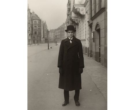 August Sander (Herdorf 1876 – 1964 Köln). Der Maler Anton Räderscheidt, Köln. 1926Silbergelatineabzug von Gerd Sander, 1986. 