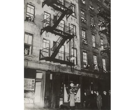 Weegee (d.i.&nbsp;Arthur H.&nbsp;Fellig) (Solotschiw b. Lemberg 1899 – 1968 New York). Balcony Seats at a Murder. 1939Vintage