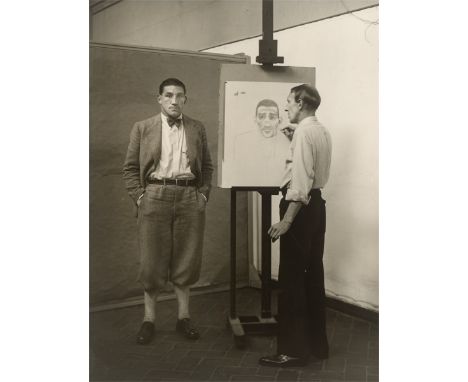 August Sander (Herdorf 1876 – 1964 Köln). Der Maler Heinrich Hoerle porträtiert den Boxer Hein Domgörgen, Köln 10. August. 19