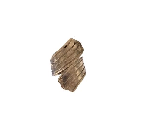 A 9ct gold crossover ring, 5g