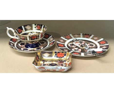 A Royal Crown Derby Imari pattern trio, 1128, an Imari pattern solid gold band pin dish, 1128, and a similar cake fork (5)