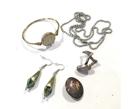 A small selection of jewellery, to include a pair of cloisonne enamel drop earrings, a silver wishbone ring, with later rose 