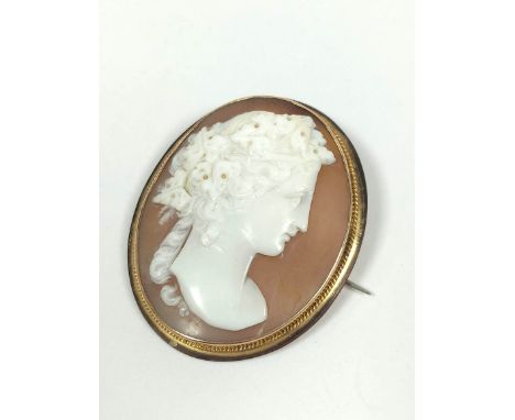 Victorian oval cameo brooch with portrait of a woman in gold '9ct'. 