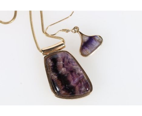 9ct gold mounted cabochon amethyst pendant on 9ct gold chain and a matching earring, 19g. 
