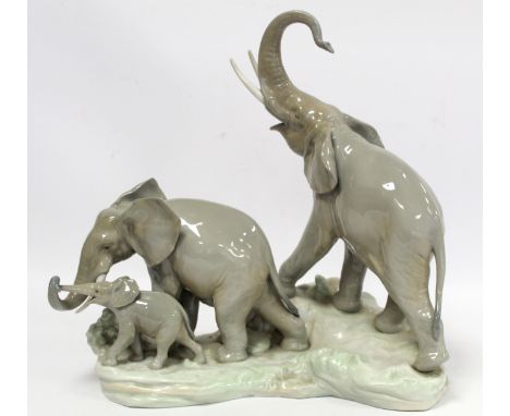 Large Lladro porcelain figure group " Familia de Elefantes" (Elephant family) model no. 01004764, sculpted by Fulgencio Garci