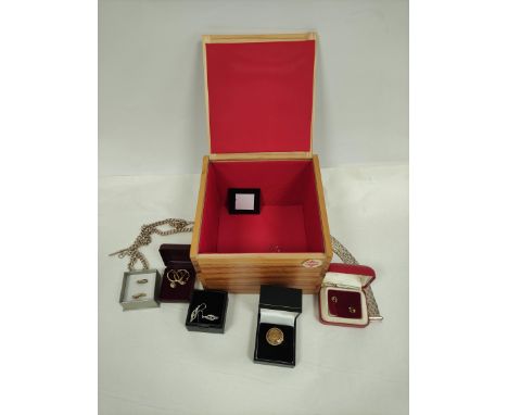 Greek gold ring '375' (3g), various earrings, a similar ring and other items. 