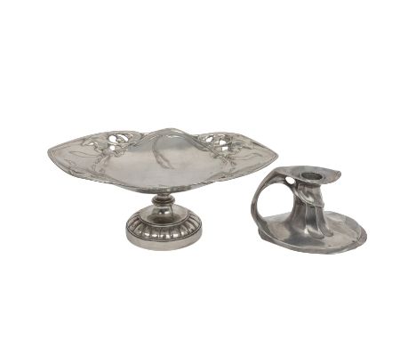 JUGENDSTIL 2 Teile KAYSERZINN, 1. H. 20. Jh., bestehend aus oval geschweifter Fußschale mit floralem Reliefdekor, L 27, 5 cm 