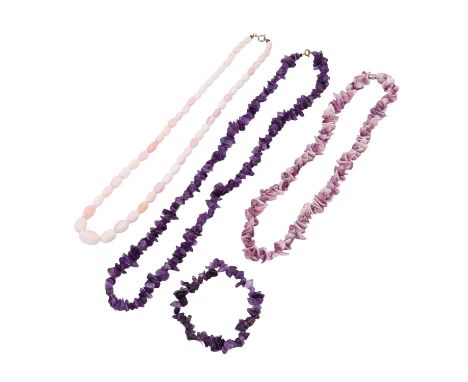 Schmuckkonvolut 4-teilig, bestehend aus 3 Steinketten, L: 40/48/58 cm und 1 Armband, z.B. Amethyst, Muschel, Tragespuren.| 4-