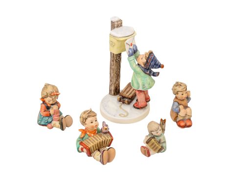 GOEBEL 4 Hummel-Figuren und 1 kleiner Engel als Kerzenhalter, 20. Jh.: 'Brief ans Christkind', Nr. 340, H. ca. 18,5 cm, 'Band