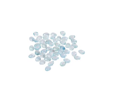 Konvolut 50 hellblaue Aquamarincabochons zus. ca. 70,10 ct, ca. 8x6 mm, oval, transparent mit natürlichen Wachstumsmerkmalen,