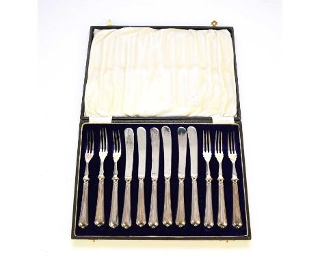 A cased set of twelve silver handled fruit knives and forks, Yates Brothers, Sheffield 1929, comprising; six knives and six f