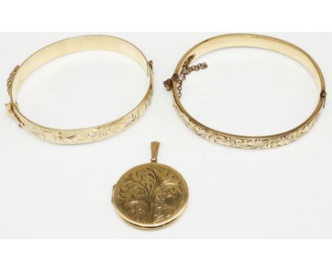 9ct yellow gold circular pendant with engraved floral design, stamped 375, D3.2cm, 6.2g, a 9ct gold plated bangle and a 9ct r