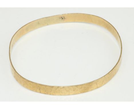 9ct hammered yellow gold bangle, stamped 375, 12.4g 