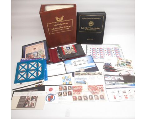 Quantity of UK and US stamp sets: folder 'Golden Replicas of United States Stamps' with 45 covers, First Day Covers, etc. 