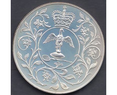 COINS : 1977 Silver Jubilee SILVER crown, in special display case, scarce to find in solid Silver. 28.276g