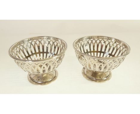 PAIR OF SILVER PIERCED PEDESTAL BON BON DISHES, by ADIE BROTHERS, Birmingham 1931, 3 ½" (8.9cm high), 4.43oz 