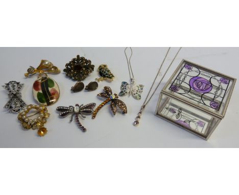 A SILVER CHAIN NECKLACE AND PURPLE PASTE SET PENDANT, A SILVER AND MOTHER OF PEARL BUTTERFLY PENDANT, ON CHAIN, A PAIR OF SIL