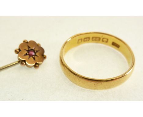 22CT GOLD WEDDING RING, Birmingham 1946, 4.4g AND A TIE PIN, WITH GOLD FLOWER PATTERN TOP, SET WITH A RED STONE (2)