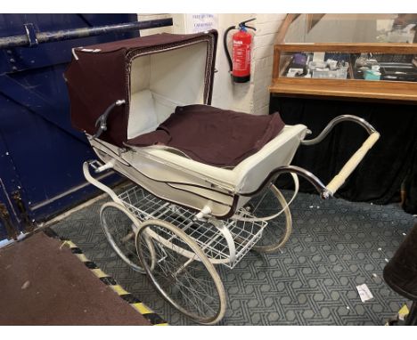 VINTAGE ROYALE PERAMBULATOR