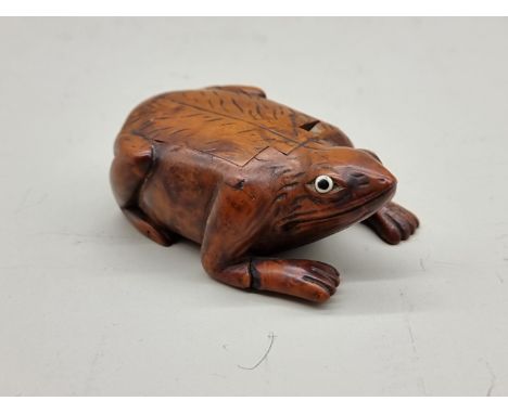 An unusual early 19th century treen novelty frog snuff box,&nbsp;with inset glass eyes, 8.5cm long, (s.d.). 
