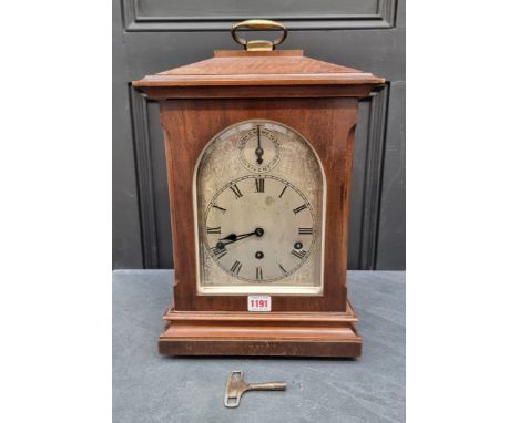 An early 20th century German mahogany mantel clock,&nbsp;46cm high, with pendulum. 