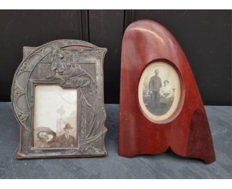 An Art Nouveau pewter photograph frame,&nbsp;26.5 x 21cm; together with a novelty easel back propeller frame, 29.5cm high. (2