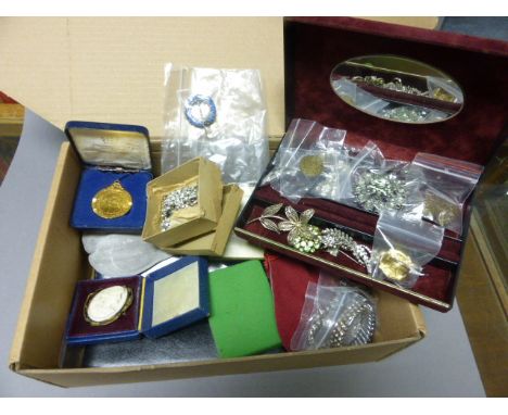 A Large Quantity of Vintage Costume Jewellery including Brooches etc 
