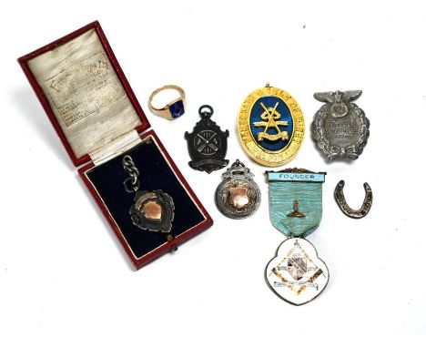 An S-A 1931 Brunswick Ralley badge, to/w various other vintage collectables, including 9ct gold and enamel Masonic ring, silv