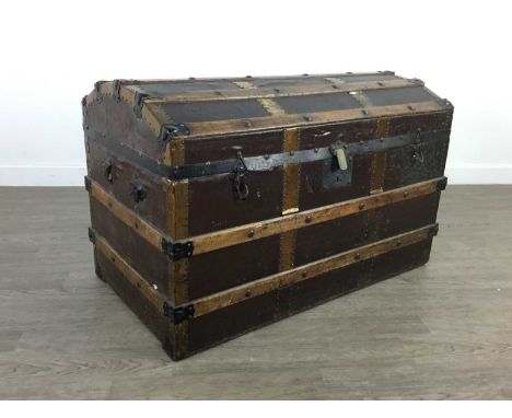 EARLY 20TH CENTURY DOMED-TOP TRAVEL TRUNK,92cm wide