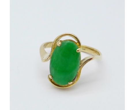 A yellow metal jade set ring, 3.5g, L