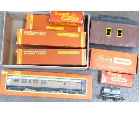 Model railway including Hornby R.153, Tolgus Tin Co. Loco and other model rail accessories