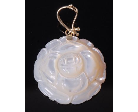 A carved mother of pearl pendant as a flowerhead, with 14ct gold bale, dia. 2.6cm