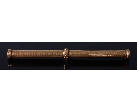 A Continental yellow metal engine turned travelling snuff spoon with propelling action, unmarked but tests as 18ct, gross wei
