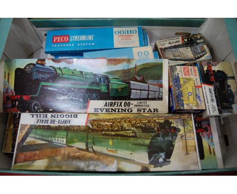 A quantity of 00 gauge railway items to include Airfix 00 scale Evening Star, plastic kit, together with a quantity of Peco S