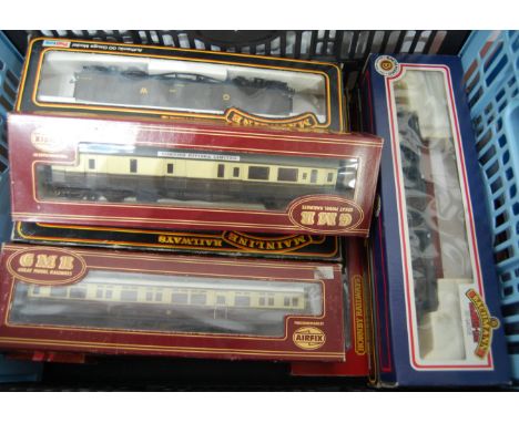 A collection of boxed 00 gauge items of rolling stock to include Bachmann Mainline GNR and various others