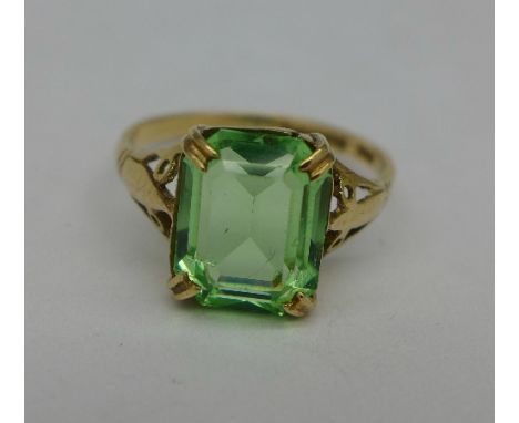 A 9ct gold and green tourmaline ring, 2.1g, K