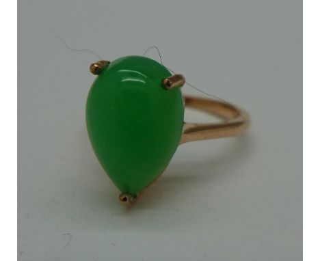 A silver gilt and jade ring, Q