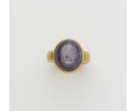 Ring mit Sternrubin20 kt Gelbgold. Massiver geschmiedeter Ring. Ovaler Ringkopf geschlossen gefasst mit einem Sternrubin im C