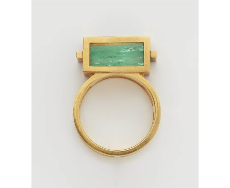 Herrenring mit Smaragd-Kristall18 kt Gelbgold. Geschmiedeter durchbrochener Ring. Offener Ringkopf in Quaderform gefasst mit 