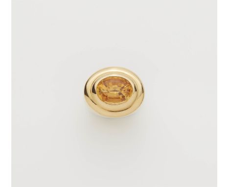 Chevalier-Ring mit Citrin18 kt Gelbgold. Sonderanfertigung. Massiver profilierter Mantelring. Gefasst mit einem oval geschlif