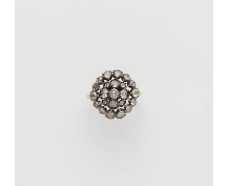 Entourage-Ring mit DiamantrosenSilber, 14 kt Gelbgold. Runder durchbrochener Ringkopf gefasst mit 23 Diamanten im holländisch