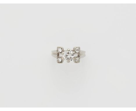 Fünfsteine-DiamantringPlatin. Profilierte durchbrochene Schiene mit Martelé, geometrisch gefasst mit fünf Diamanten im Alt- u