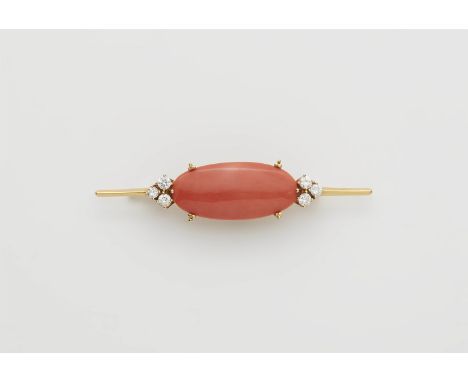 Brosche mit Koralle18 kt Gelbgold. Stabnadel gefasst mit einer flach gemugelten lachsfarbenen Koralle (corallium rubrum) in O