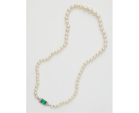 Art Déco-Perlenkette mit Smaragdschließe14 kt Gelbgold, Weißgold. Aus 67 im Verlauf angeordneten Zuchtperlen (⌀ ca. 5,7 - 9,2