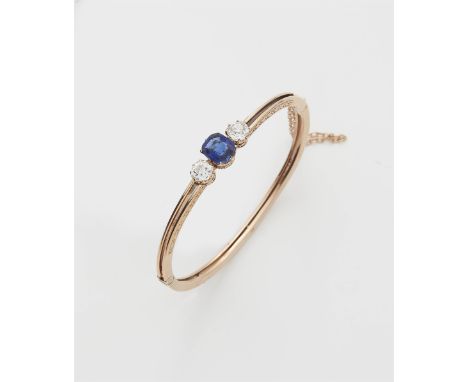 Belle Epoque-Armreif mit Ceylon-Saphir14 kt Roségold. Durchbrochener seitlich scharnierter Ovalreif aus Messerdraht mit veget