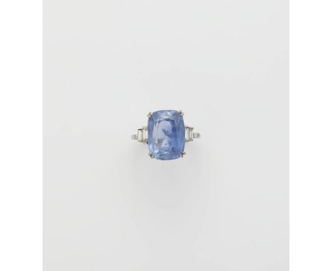 Ring mit natürlichem Ceylonsaphir18 kt Weißgold. Gefasst mit einem kissenförmigen Ceylonsaphir 10,97 ct (14,84 x 10,48 x 6,55